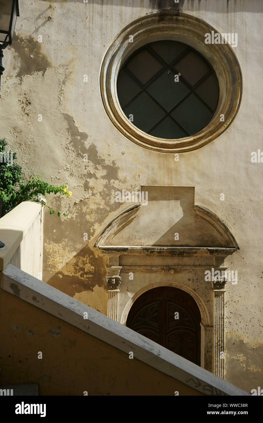 Muro e finestre a Cagliari, Sardegna, Italia Foto Stock