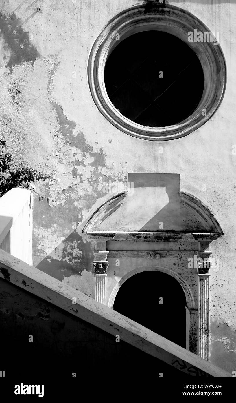 Muro e finestre a Cagliari, Sardegna, Italia Foto Stock