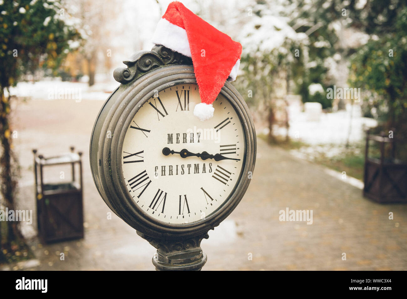 Outdoor concept di buon natale vacanza vigilia ferro vecchio orologio con  titolo e santa red white hat su di esso la neve sulla strada di new york  Foto stock - Alamy