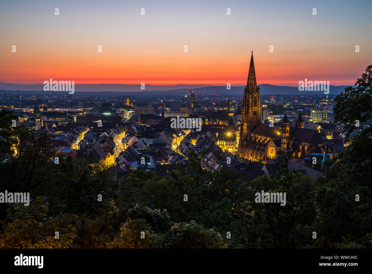 Germania, Extreme red sky sulla città Freiburg im Breisgau nella foresta nera natura paesaggio di baden famour per la sua cattedrale di Muenster dopo il tramonto in su Foto Stock