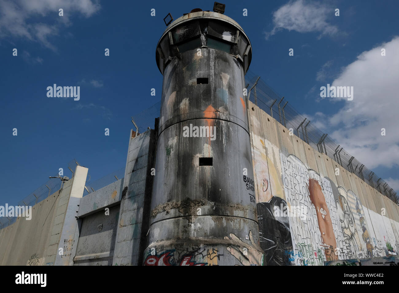 Un militare israeliano torre di vedetta su una sezione della barriera di separazione o un muro costruito da Israele precedentemente attaccato con "bombe di vernice', alla periferia della città di Betlemme in central West Bank. Territori palestinesi, Israele Foto Stock
