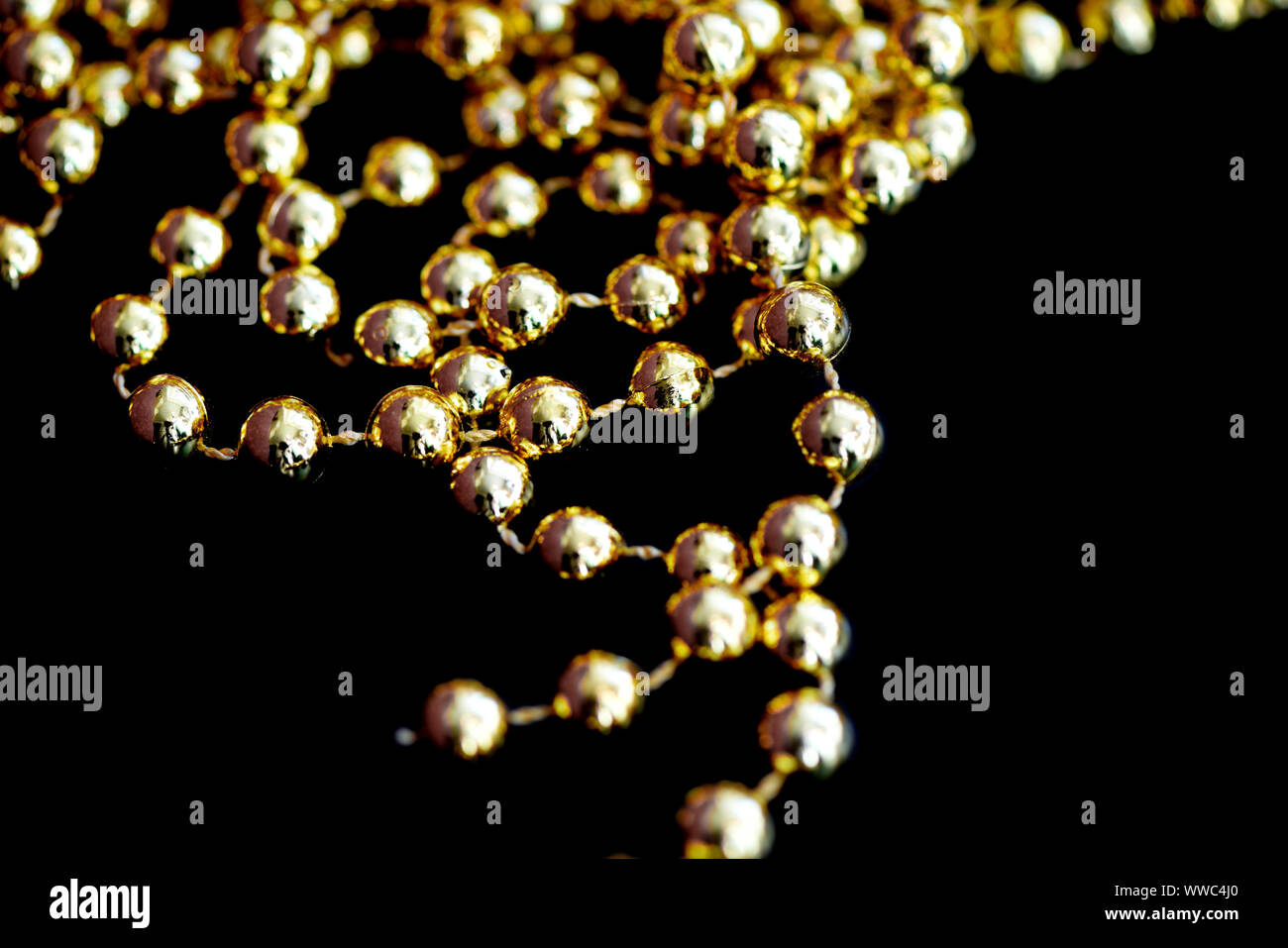 Golden decorazione di Natale su di una superficie scura vicino. Sfondo astratto Foto Stock