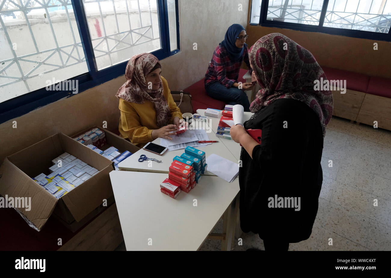 Una donna Palestinese riceve la prescrizione di farmaco in una clinica mobile supportata dall'UNRWA in Aida anche ortografato 'Ayda, un campo profughi palestinese è situato a 2 chilometri a nord di Betlemme in central West Bank istituito nel 1950 da profughi da Gerusalemme e aree di Hebron. Territori palestinesi, Israele Foto Stock