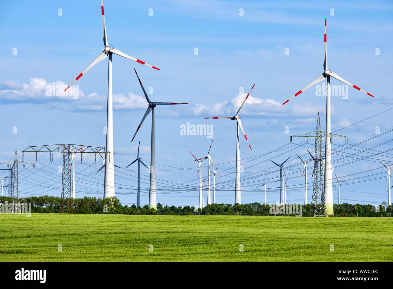 Impianti di energia eolica e linee di alimentazione aeree visto in Germania Foto Stock