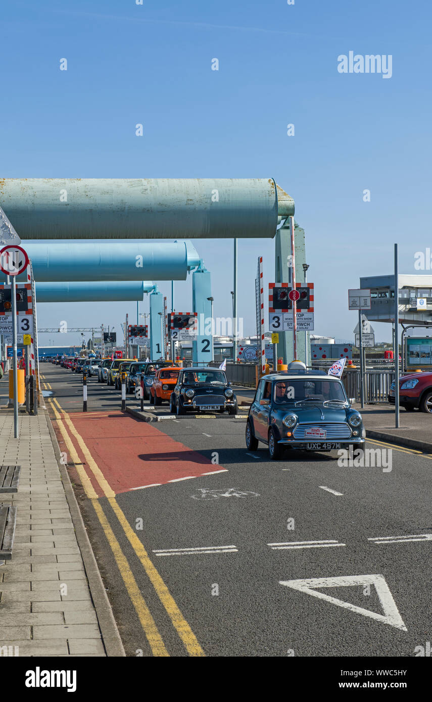 Cardiff Mini Club con 100 mini automobili attraversando la baia di Cardiff Barrage su una soleggiata giornata estiva Foto Stock