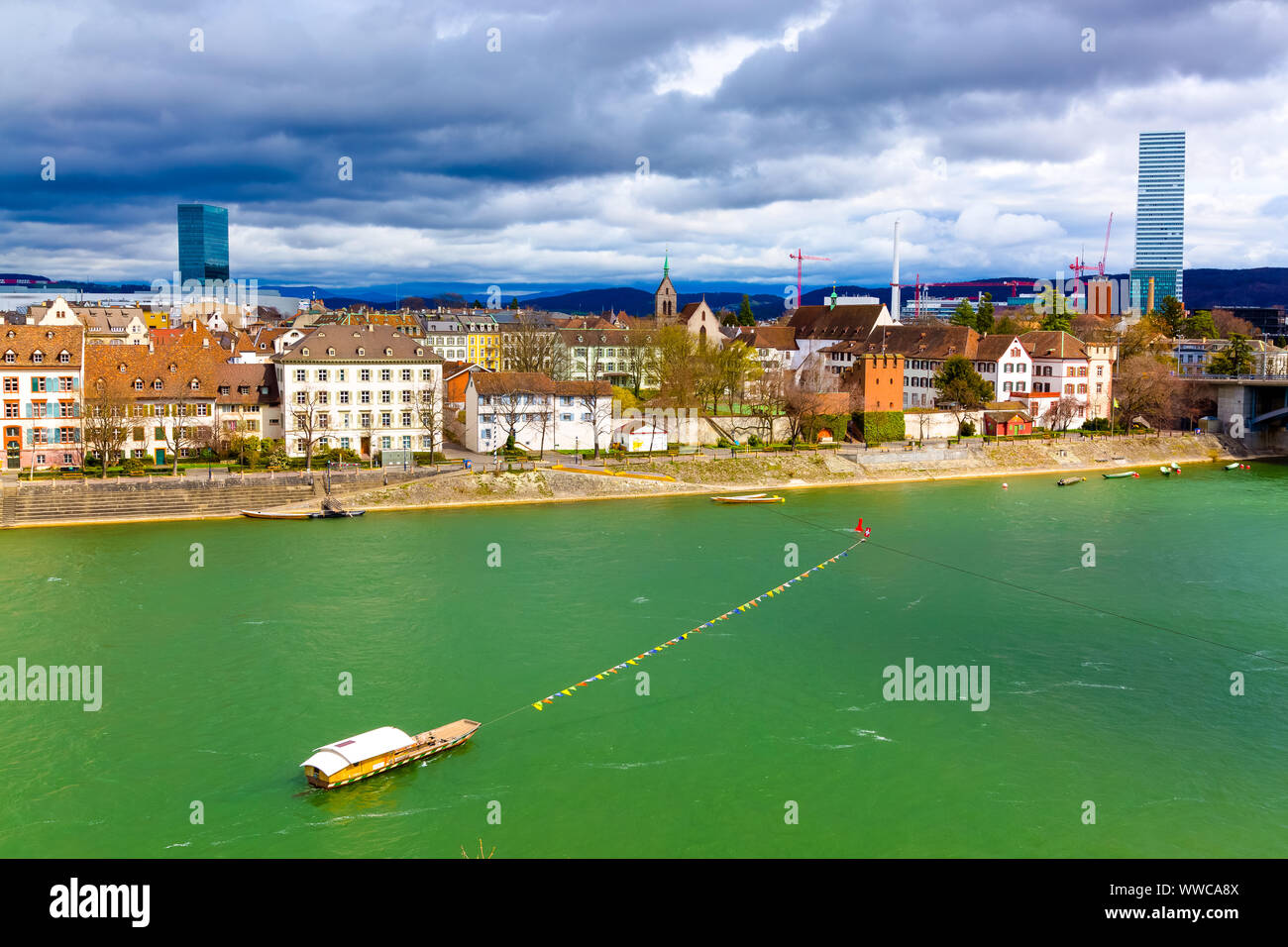 Architettura di Basilea lungo il fiume Reno e il fiume che attraversa a Basilea, Basilea Città in Svizzera. Foto Stock