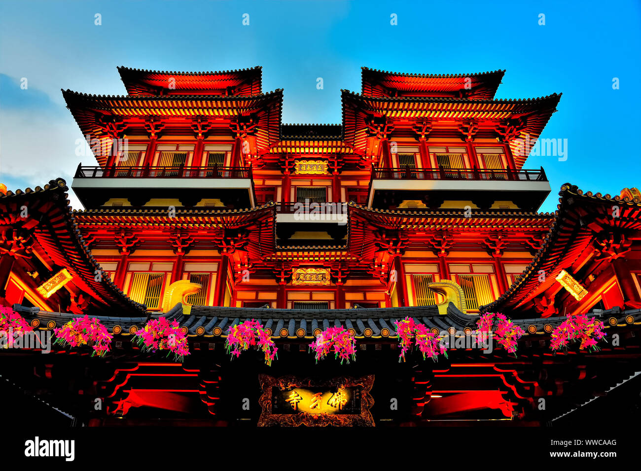 Esterno del Dente del Buddha reliquia tempio in Chinatown, Singapore alla sera ora blu e accese per il Capodanno cinese Foto Stock