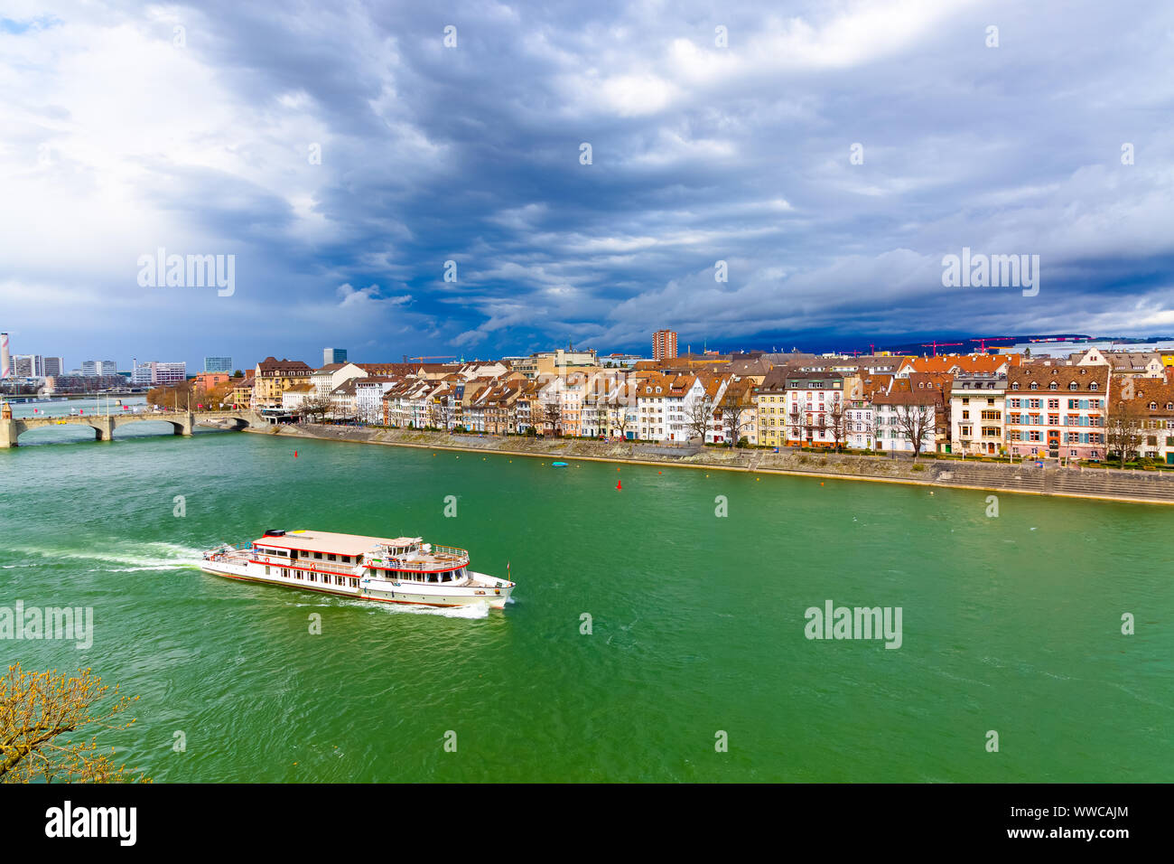 Il traghetto segue il fiume Reno nella città di Basilea in Svizzera Foto Stock