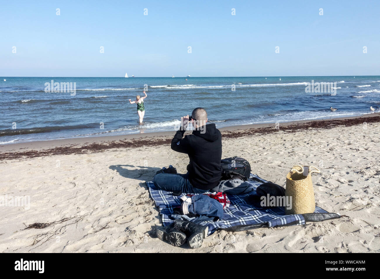 Germania Mare, la costa del Mar Baltico, Warnemunde Beach Mare persone costa Germania Foto Stock