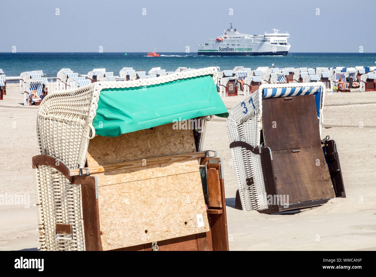 Germania mare, la costa del Mar Baltico, Spiaggia di Warnemunde sedie, ferry boat Foto Stock
