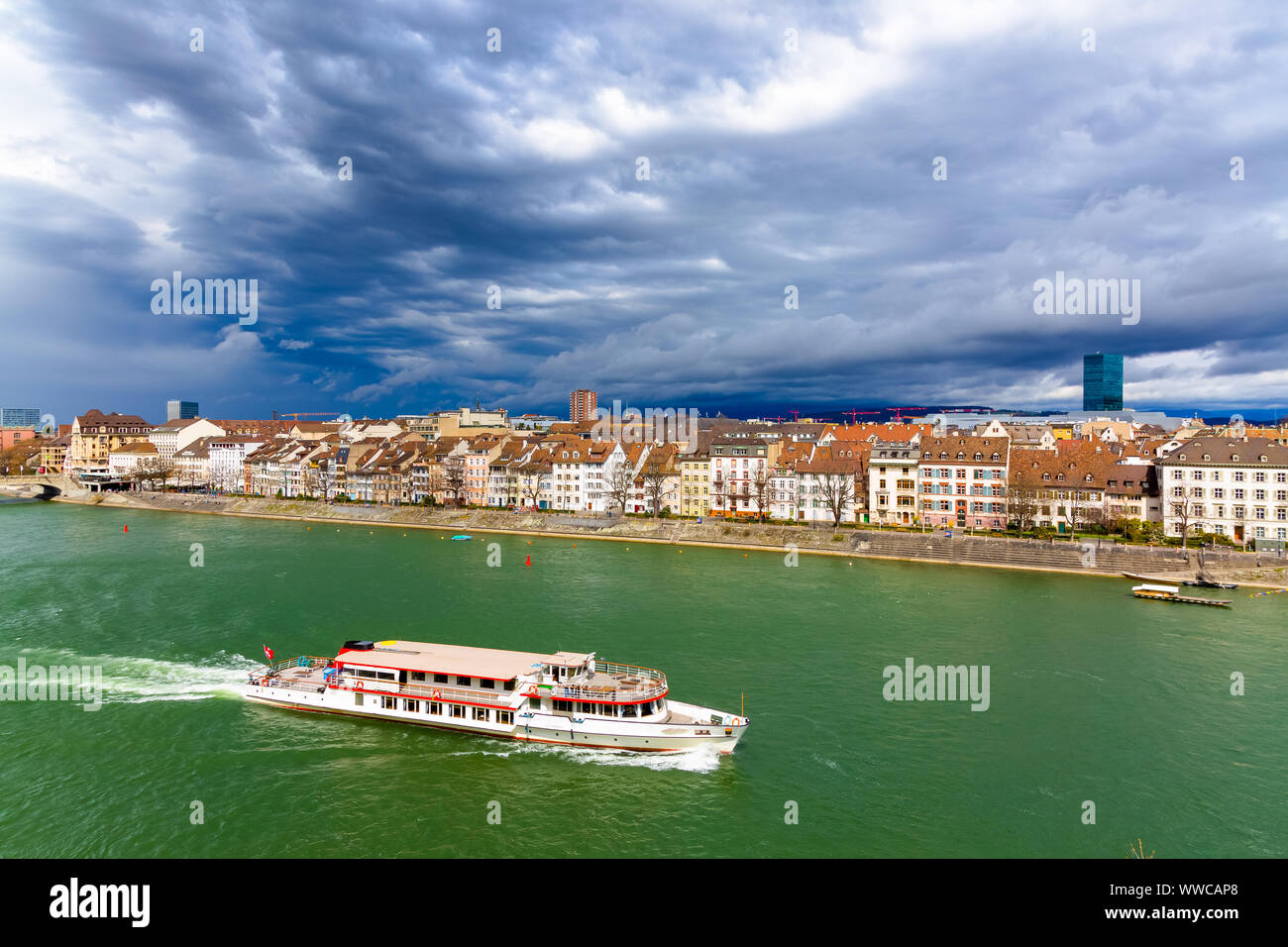 Il traghetto segue il fiume Reno nella città di Basilea in Svizzera Foto Stock