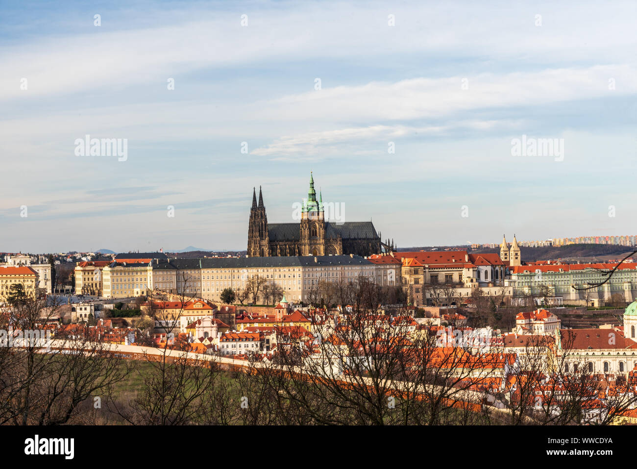 Vista Prazsky hrad castello da Petrinske sady parco pubblico di Praga città in Repubblica Ceca durante il buon inizio di giornata di primavera Foto Stock