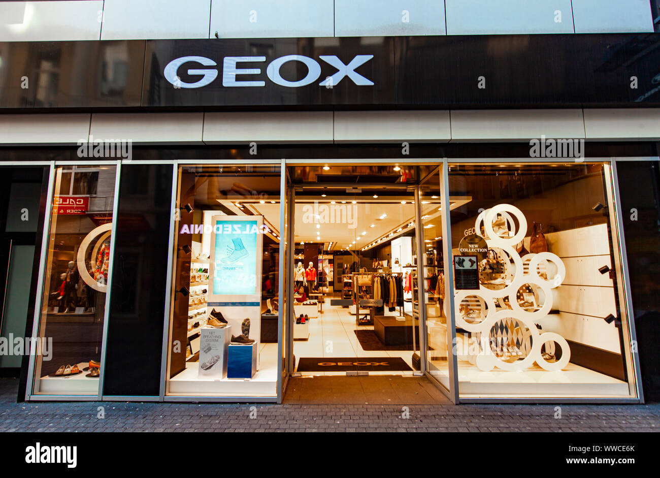 Colonia, Germania - 28 febbraio 2015: Dettaglio di Geox store a Colonia, in  Germania. Geox è una scarpa italiana e brand di abbigliamento fondata nel  1995 Foto stock - Alamy