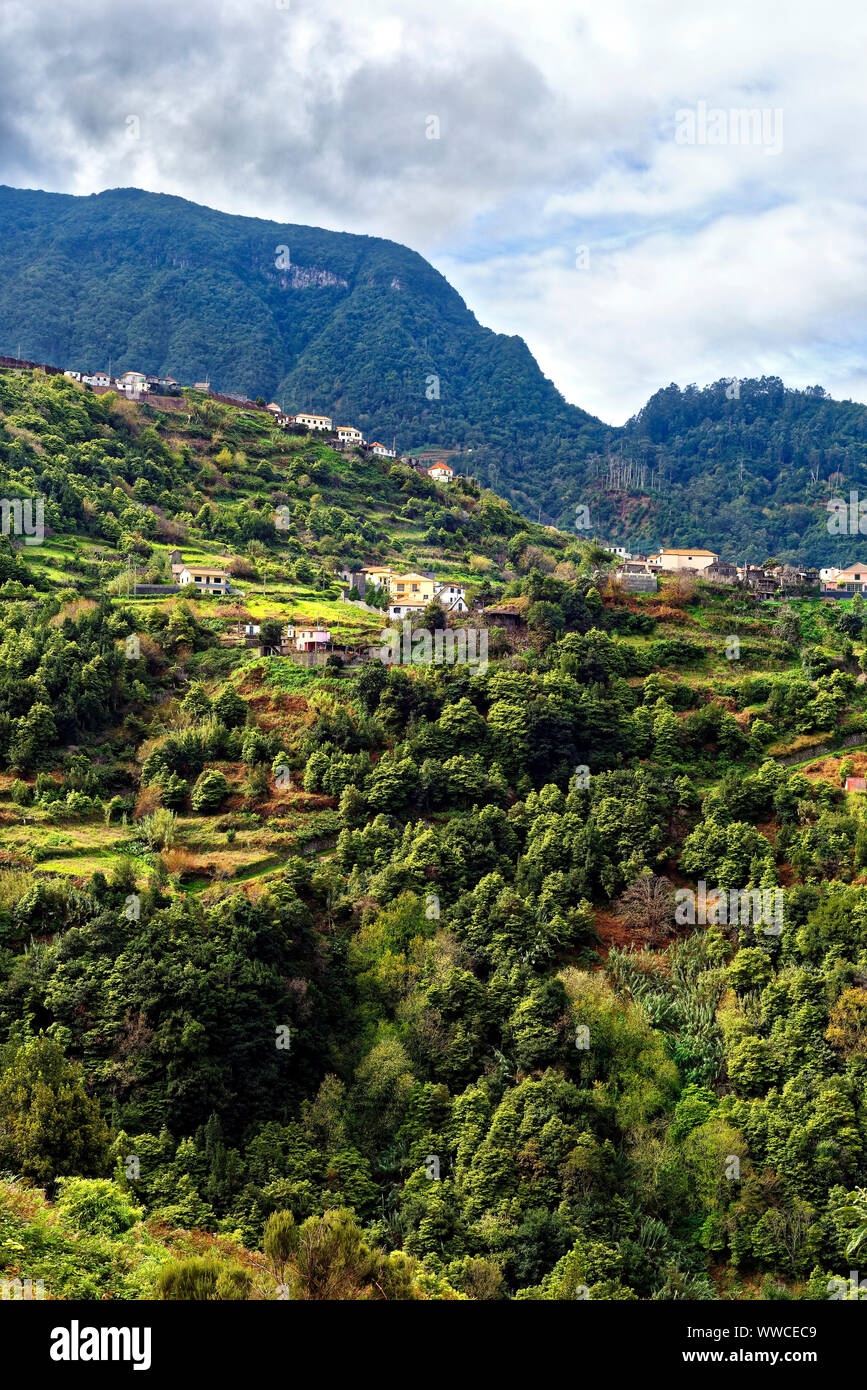 Una vista in elevazione del paesaggio collinare di Madera. Foto Stock