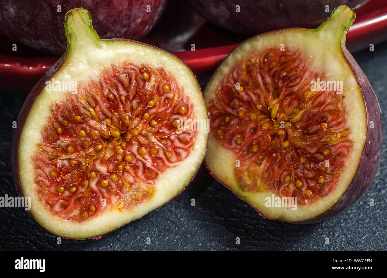 Fichi freschi di close-up di foto su sfondo scuro. dark moody foto Foto Stock