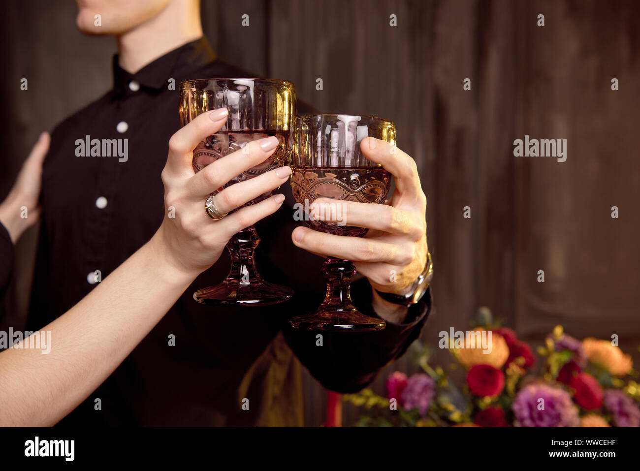 I giovani vestiti come vampiri bevendo cocktail alla festa di Halloween Foto Stock
