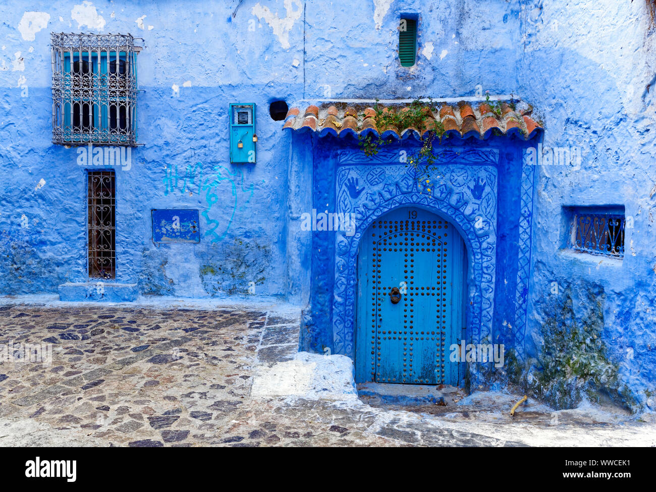 Vista la peculiare architettura blu di Chefchaouen nel nord-ovest del Marocco. Foto Stock
