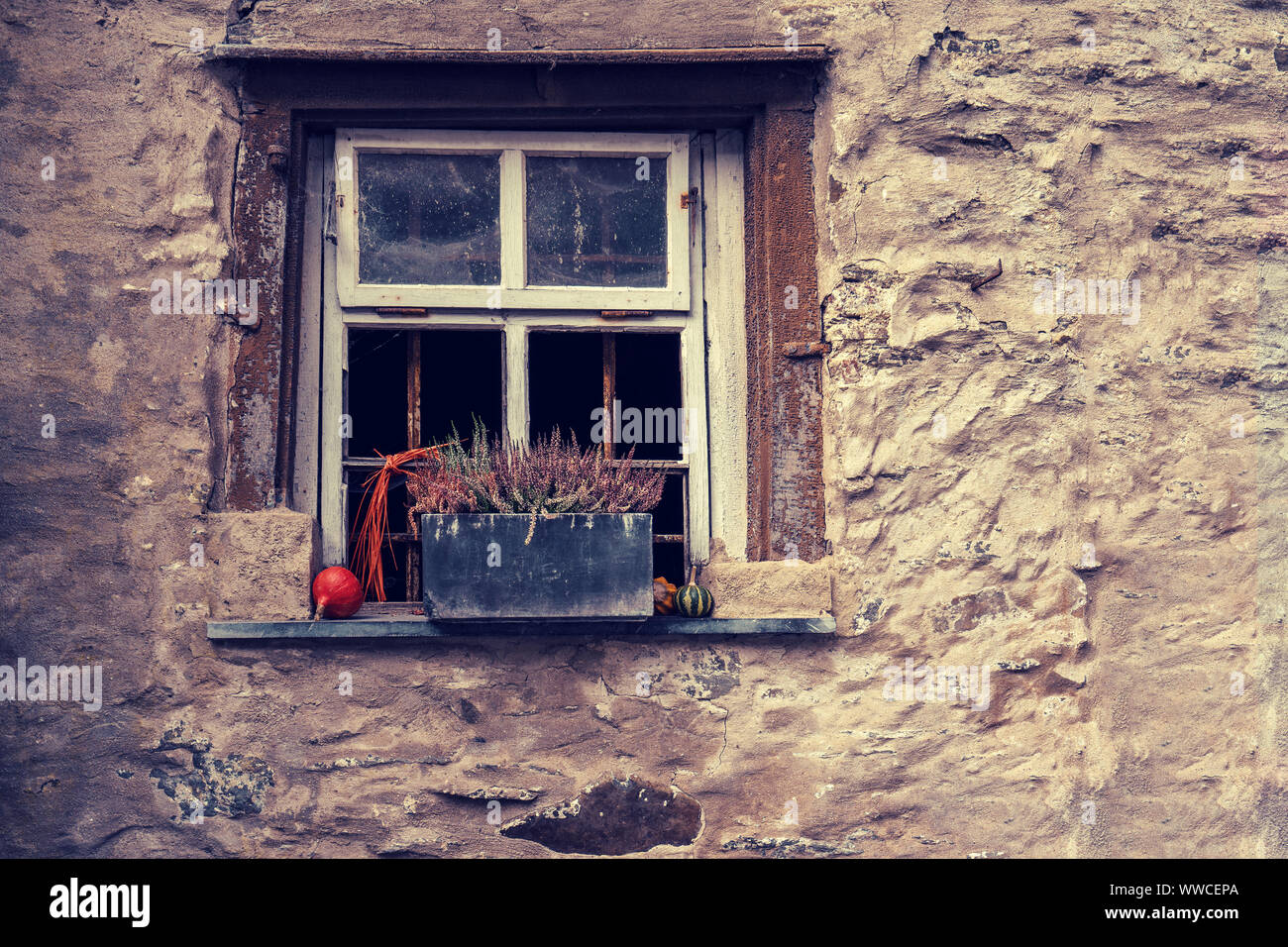 Vecchia finestra con decorazione di autunno Foto Stock