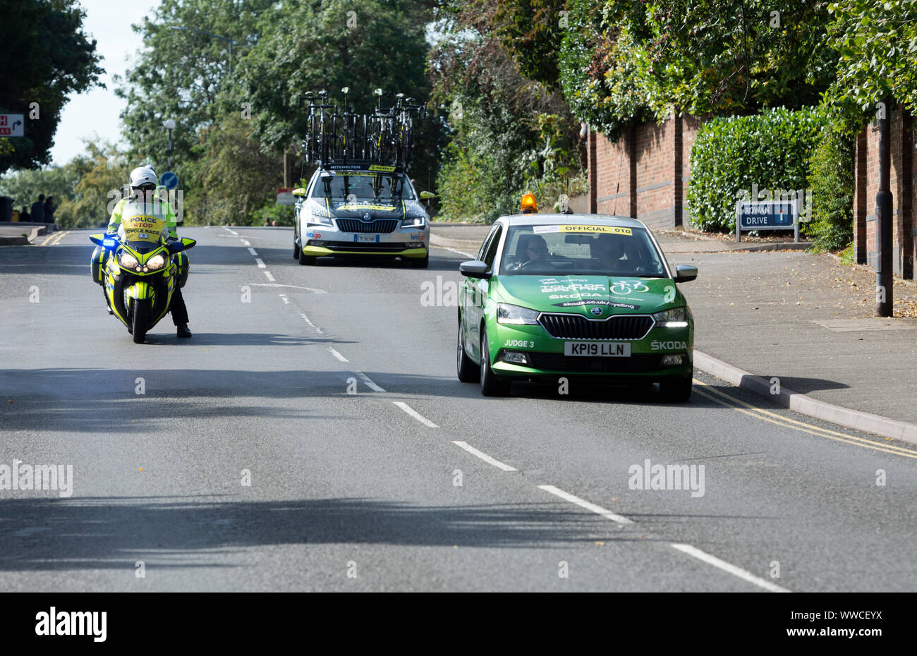 Il supporto auto e moto della polizia in ovo Energy 2019 Tour della Gran Bretagna uomini cycle race Foto Stock