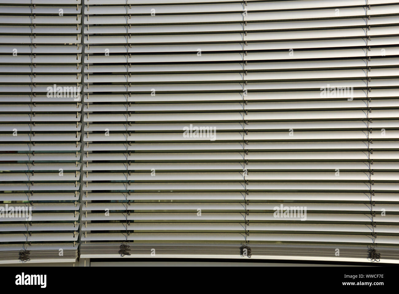 Veneziane in metallo per esterno come il sole e la vista di protezione, grande al di fuori di persiane sulla facciata della casa Foto Stock