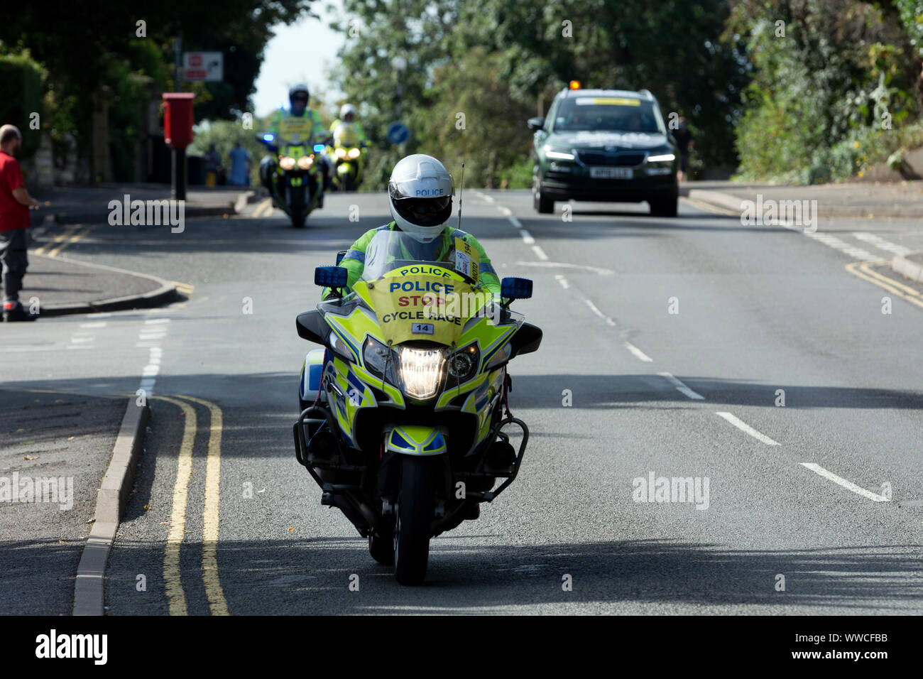 Motocicletta di polizia per il controllo del traffico in ovo Energy 2019 Tour della Gran Bretagna uomini cycle race Foto Stock