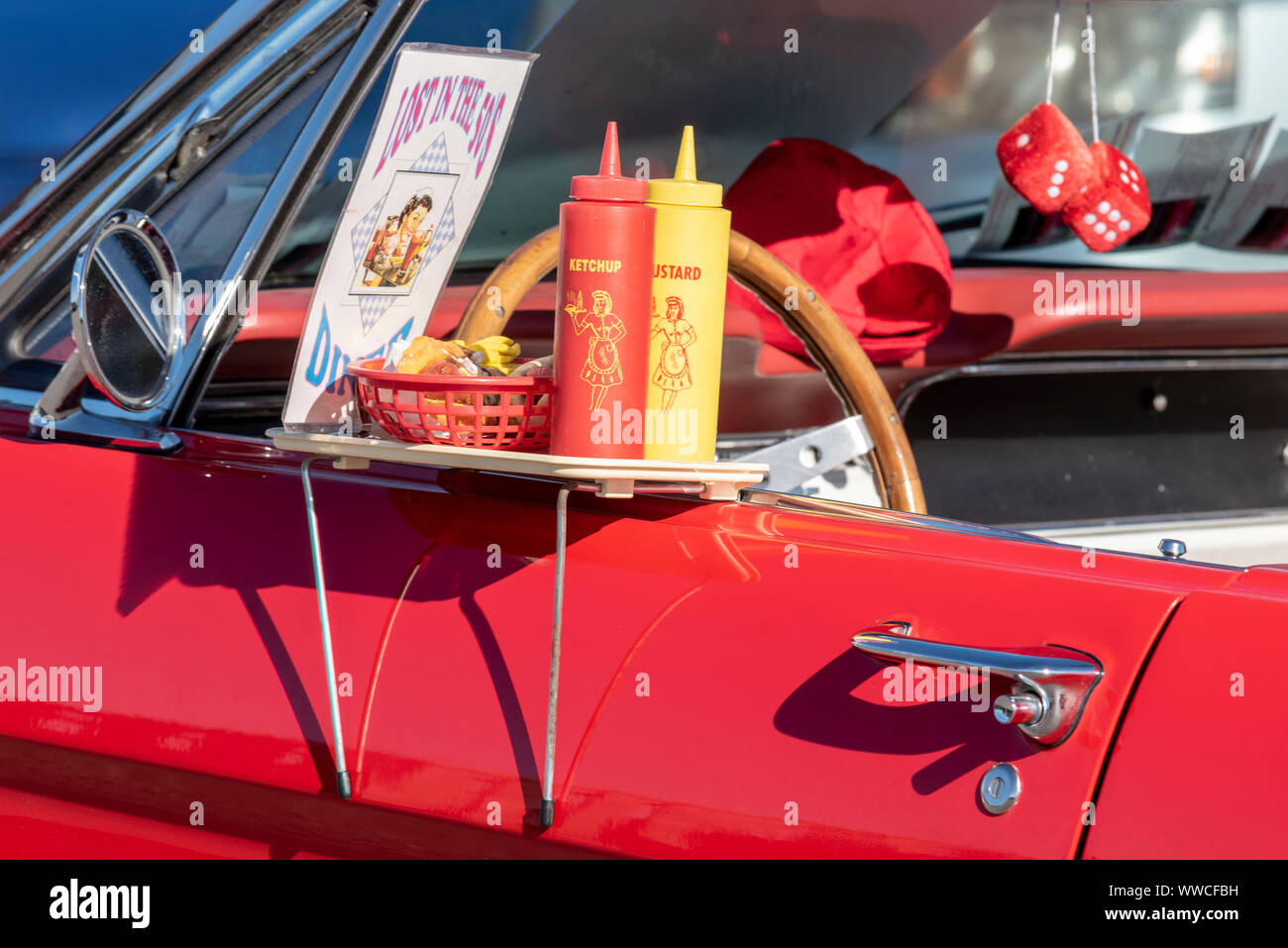 Auto d'epoca e d'epoca si sono recate lungo il lungomare della città per partecipare a un evento "show 'n' shine" presso City Beach on Marine Parade a Southend on Sea, Essex. Il tempo del Regno Unito è diventato luminoso, caldo e soleggiato. Ford Mustang con il periodo degli anni '1950 in rievocazione degli oggetti del ristorante Foto Stock