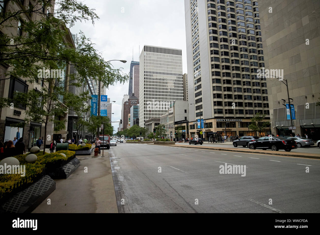 Guardando verso il basso della North Michigan Avenue Magnificent Mile su un umido Nuvoloso Giorno in Chicago Illinois USA Foto Stock