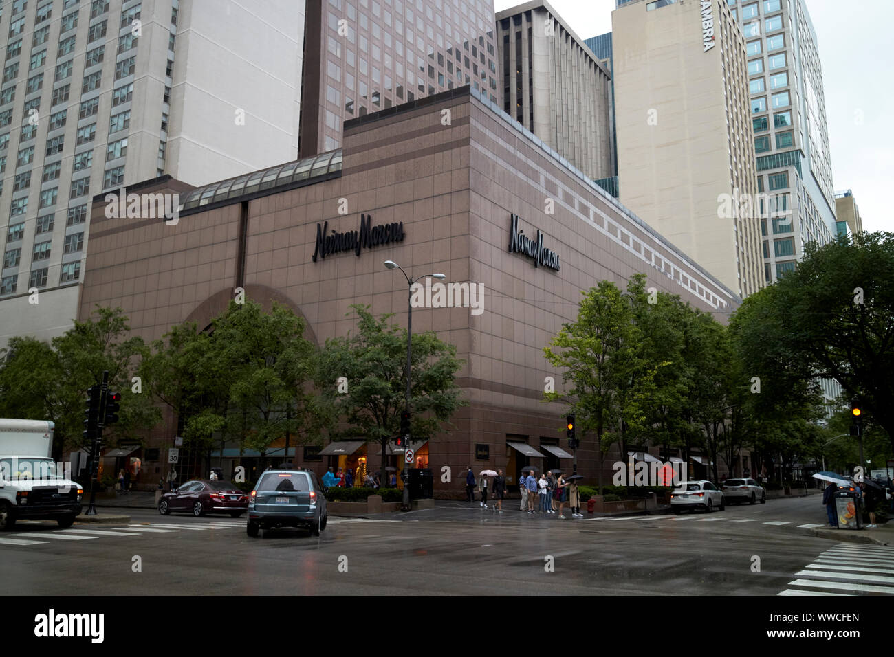 Neiman Marcus department store in Michigan avenue Magnificent Mile su un umido Nuvoloso Giorno in Chicago Illinois USA Foto Stock