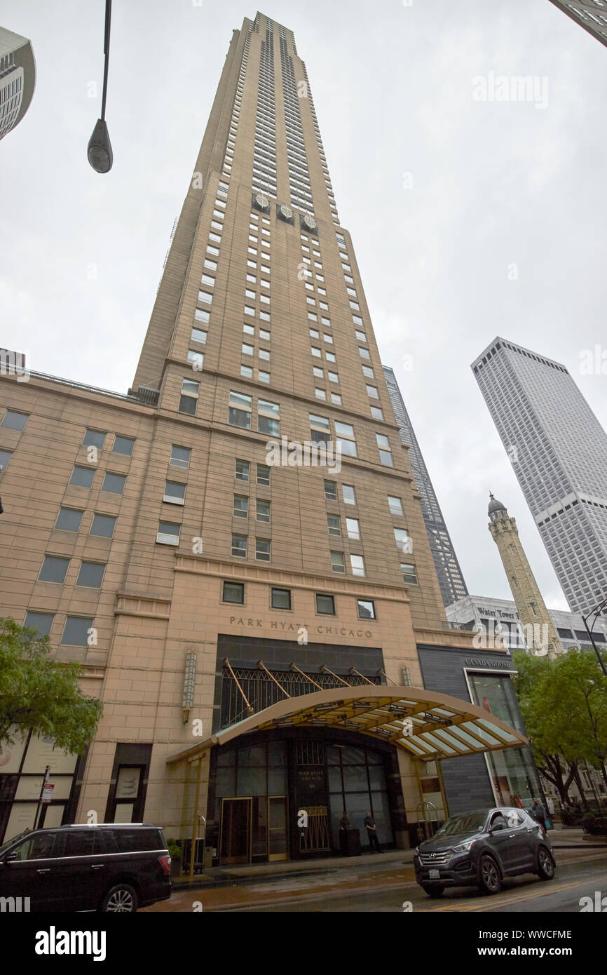Park Tower e il Park Hyatt Hotel su un umido Nuvoloso Giorno in Chicago Illinois USA Foto Stock