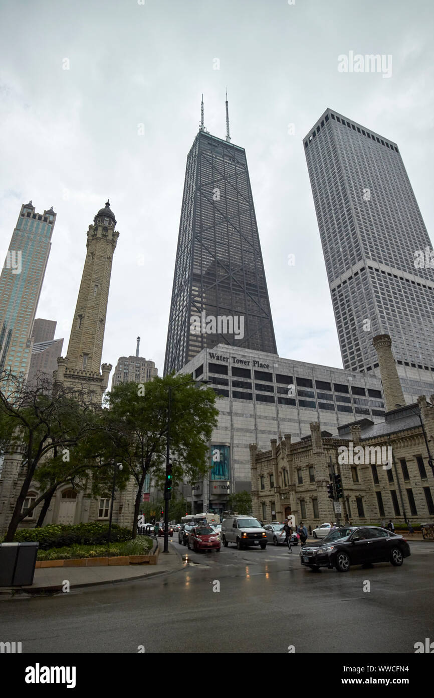 Guardando verso il basso della North Michigan Avenue Magnificent Mile su un umido nuvoloso giorno nel verso del Water Tower Place e john hancock tower Chicago Illinois USA Foto Stock
