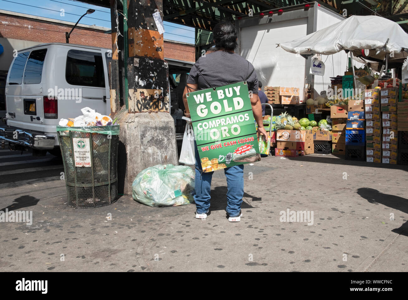 Un latino-americano donna che indossa un sandwich board pubblicità ad un negozio di Gioielleria che compra oro. Sotto la metropolitana sopraelevata in Jackson Heights, Queens, a New York. Foto Stock Un latino-americano donna che indossa un sandwich board pubblicità ad un negozio di Gioielleria che compra oro. Sotto la metropolitana sopraelevata in Jackson Heights, Queens, a New York. Foto Stock