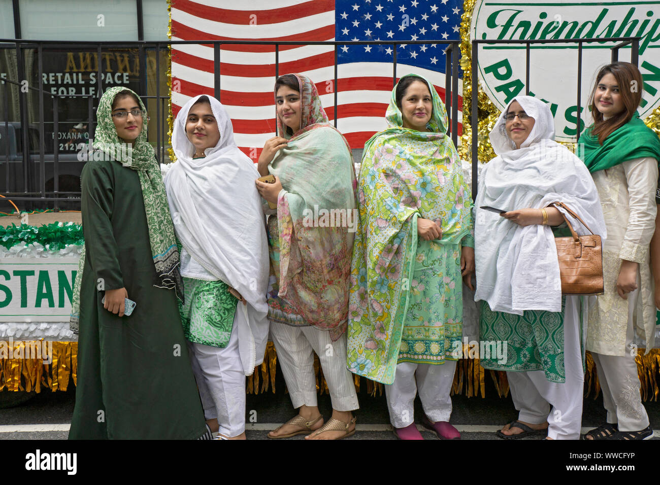 Sei donne di età variabili pongono insieme al Pakistan parata del giorno a Manhattan, New York City. Foto Stock