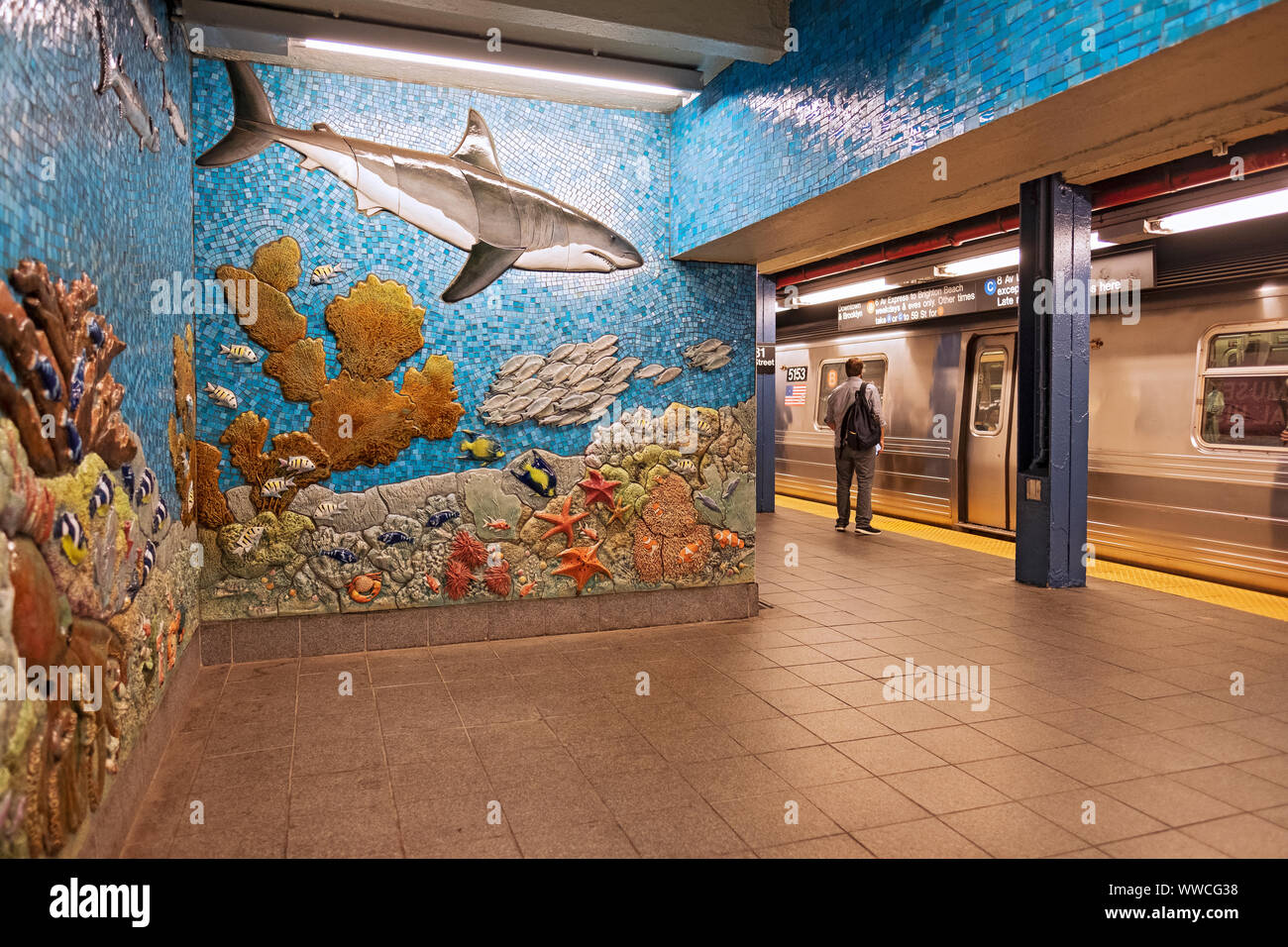 Un treno entra nell' 81st St. la stazione della metropolitana che è decorato con bellissimi pubblico opera d'arte. A Manhattan, New York City. Foto Stock