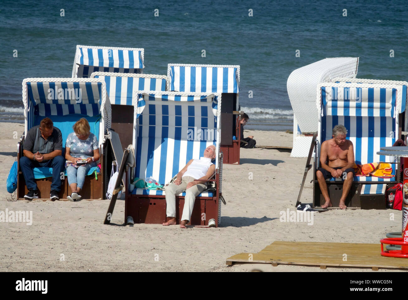 Germania persone vacanza Mar Baltico Warnemunde sdraio strandkorb UE Baltico Foto Stock