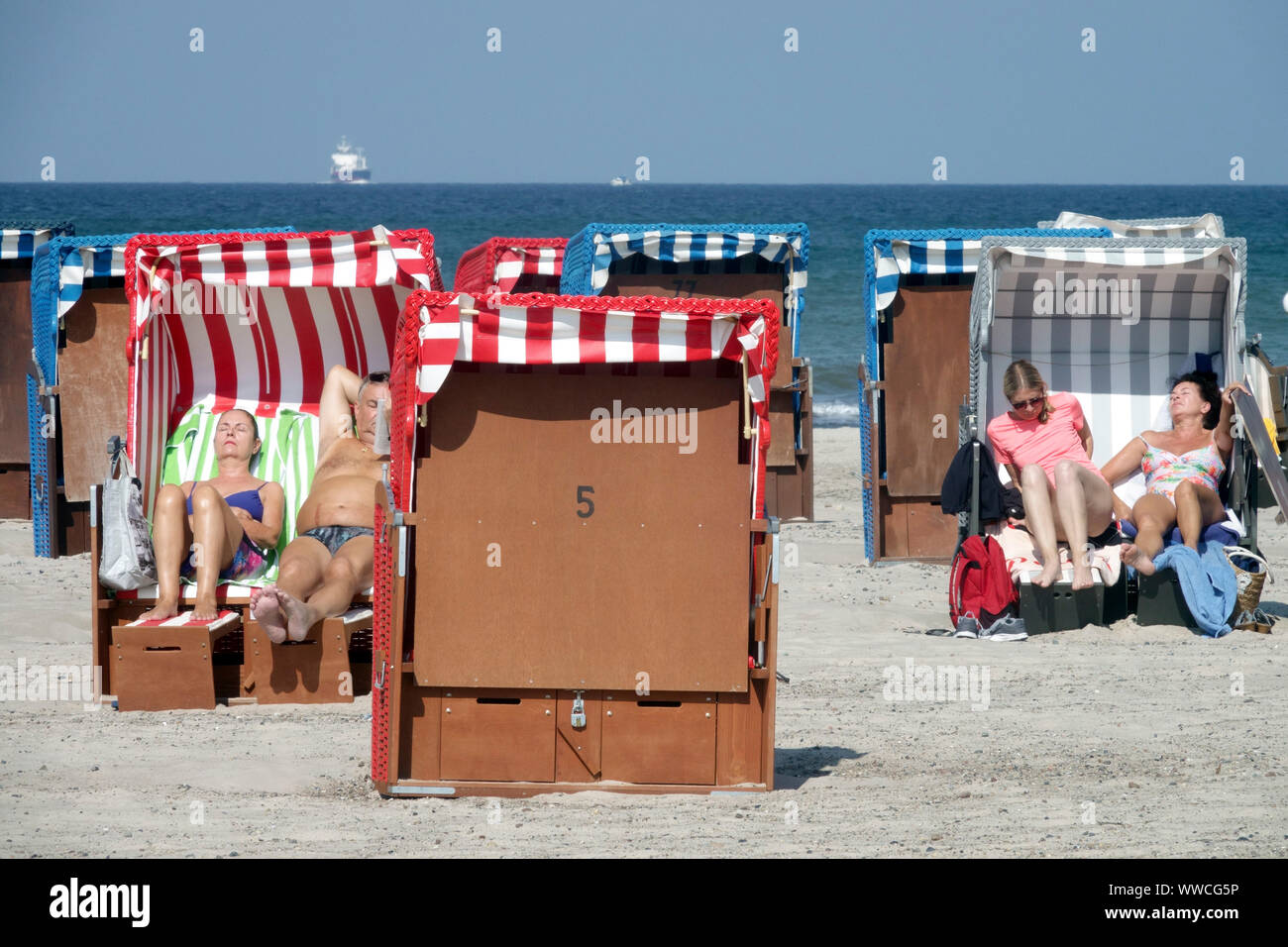Germania persone vacanza Mar Baltico Warnemunde spiaggia sedie persone godere la vacanza strandkorb Foto Stock