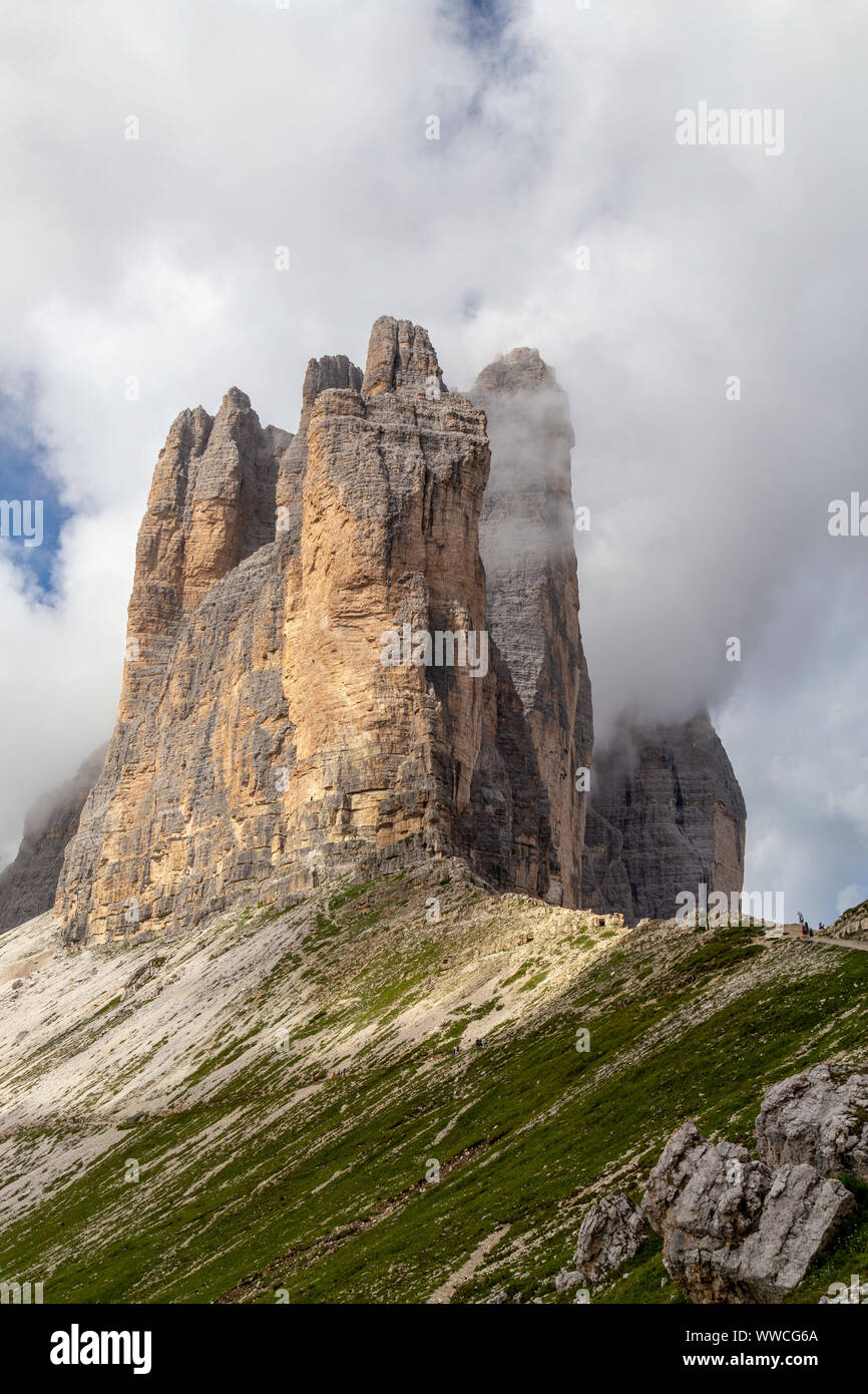 Le Tre Cime di Lavaredo (Tre Cime di Lavaredo), sono tre picchi distintivi nella forma di merli si trova nelle regioni italiane di Trentin Foto Stock