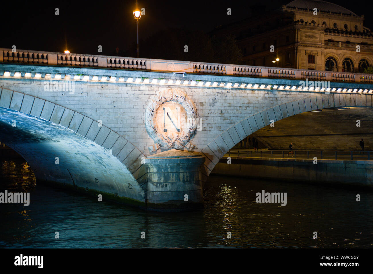 Napoleone il segno sul fiume Senna bridge, Parigi Francia Foto Stock