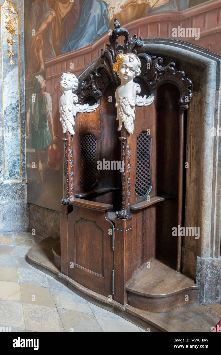 Stallo confessionale all'interno del bellissimo interno dell'Asamkirche (St. Johann Nepomuk o Asam Chiesa ), Monaco di Baviera, Germania. Foto Stock