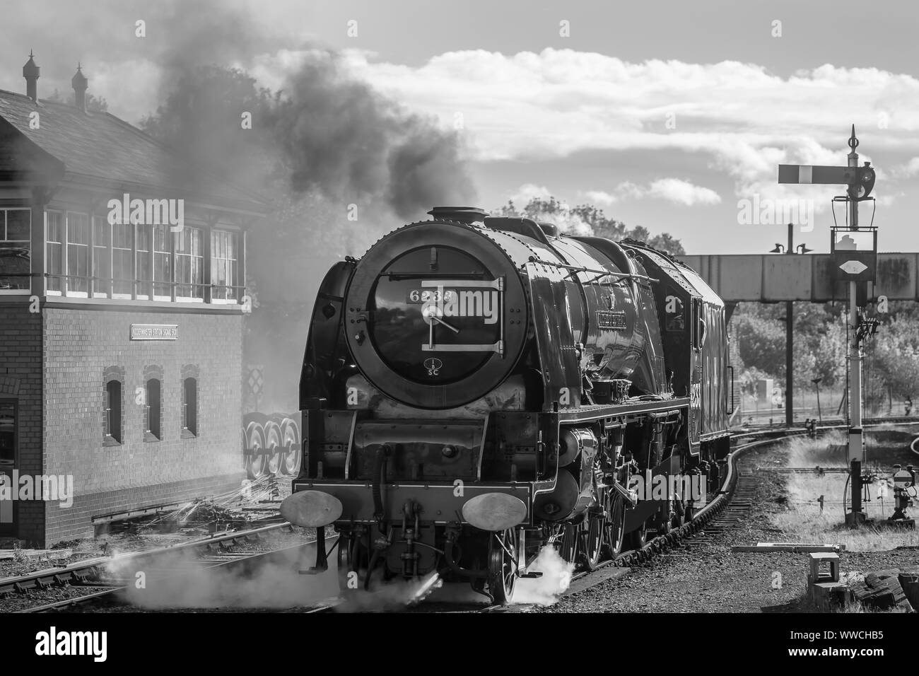Bianco e nero, vista frontale ravvicinata di un vintage UK locomotiva a vapore la Duchessa di Sutherland 6233 arrivando a Severn Valley Railway Station a Kidderminster. Foto Stock