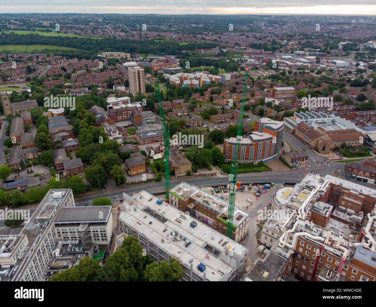 Foto aerea della città di Leeds di Headingley, mostrando la famosa Università di Leeds student campus e il centro della città nel West Yorkshire, Britis tipica Foto Stock