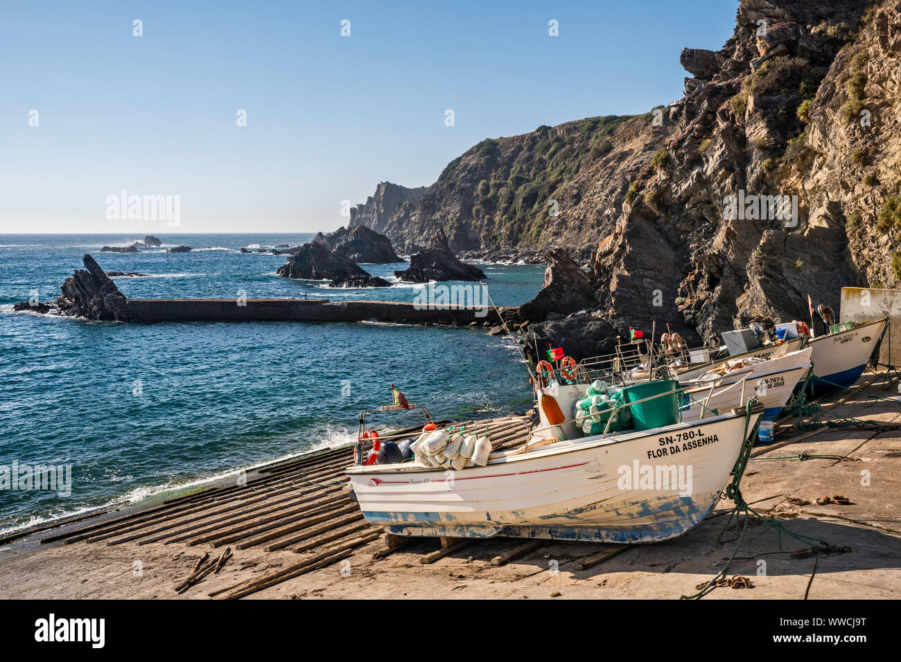 Barche da pesca a porto vicino villaggio di Azenha do Mar, Costa Vicentina, distretto di Beja, Alentejo Litoral, Portogallo Foto Stock