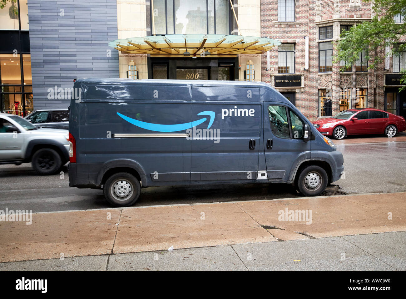 La perfezione del Amazon furgone parcheggiato su una strada nel centro di  Chicago, Illinois, Stati Uniti d'America Foto stock - Alamy