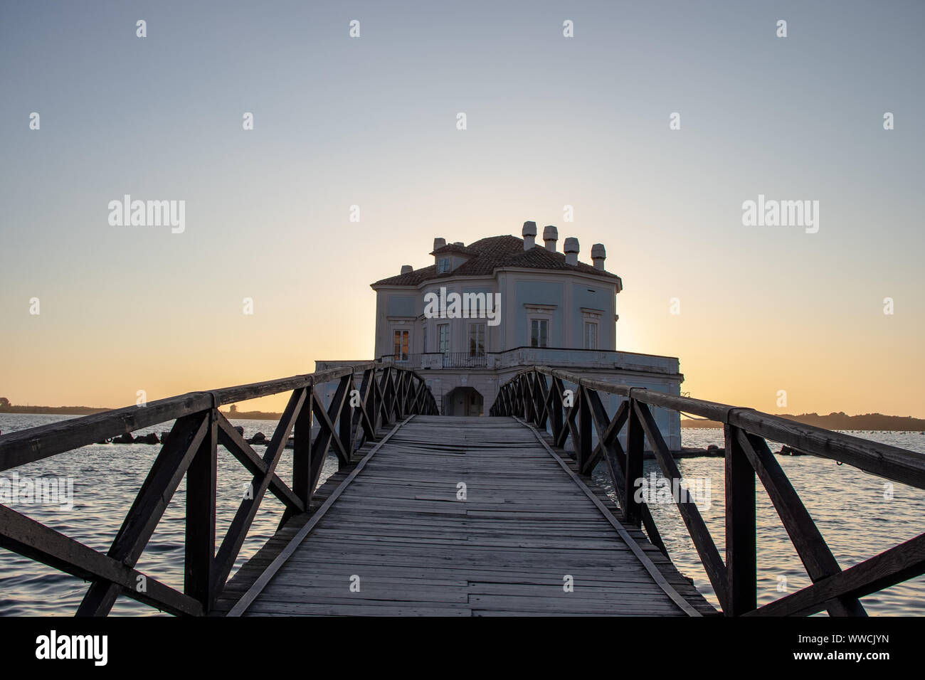 Bacoli, Napoli, al tramonto, il ponte in legno che conduce alla casa vanvitelliana, nel lago fusaro. Foto Stock