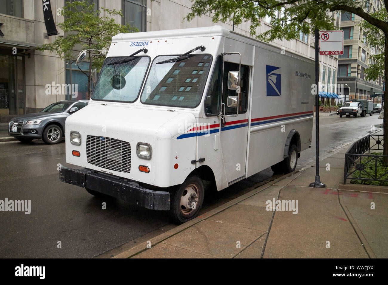Usps United States Postal service delivery carrello parcheggiato sulla strada nel centro di Chicago, Illinois, Stati Uniti d'America Foto Stock