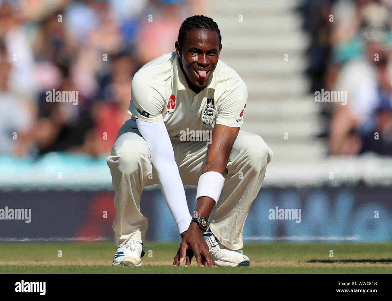 L'Inghilterra del Jofra Archer reagisce durante il giorno quattro della quinta prova la corrispondenza alla Kia ovale, Londra. Foto Stock