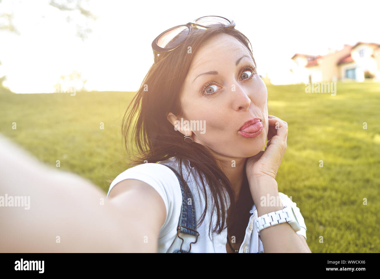 Divertimento emozione, donna adulta divertendosi in natura, tenendo selfie. Divertimento Foto Stock
