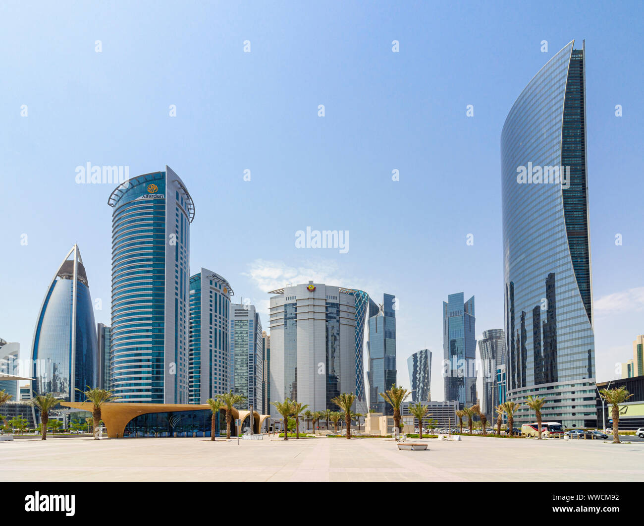 Viste sopra l'entrata del Metro di Doha guardando verso i grattacieli di West Bay Area, Doha, Qatar Foto Stock