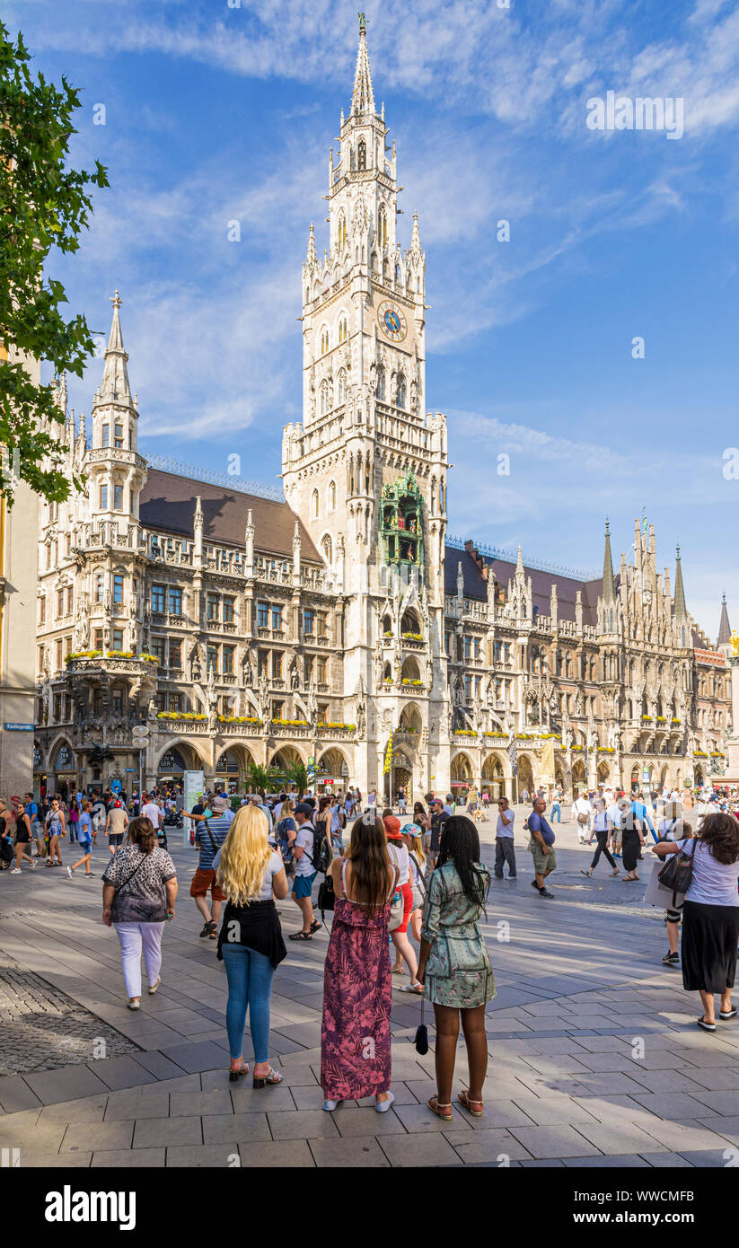 Una folla di persone in Marienplatz guardando il nuovo municipio di Monaco di Baviera, Germania Foto Stock