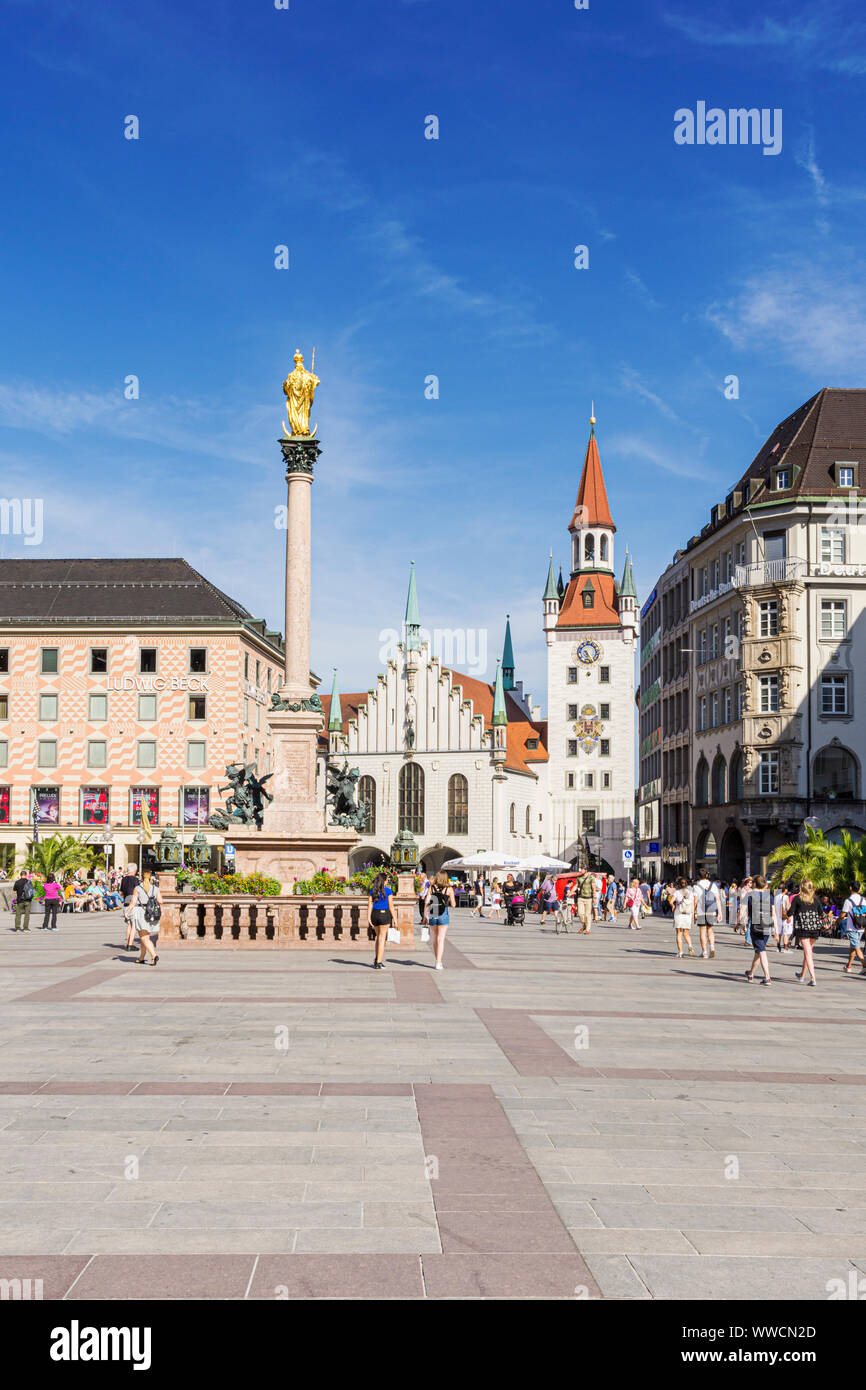 Le viste verso il municipio della città vecchia oltre la Marienplatz, Monaco di Baviera, Germania Foto Stock