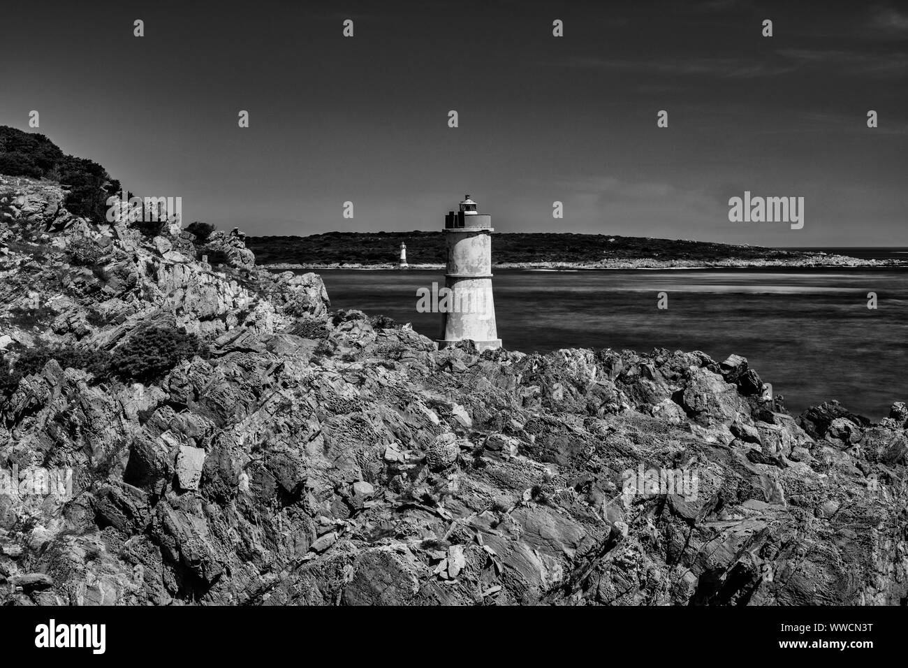 Bianco e nero esposizione presso le coste della Sardegna che mostra due case di luce Foto Stock